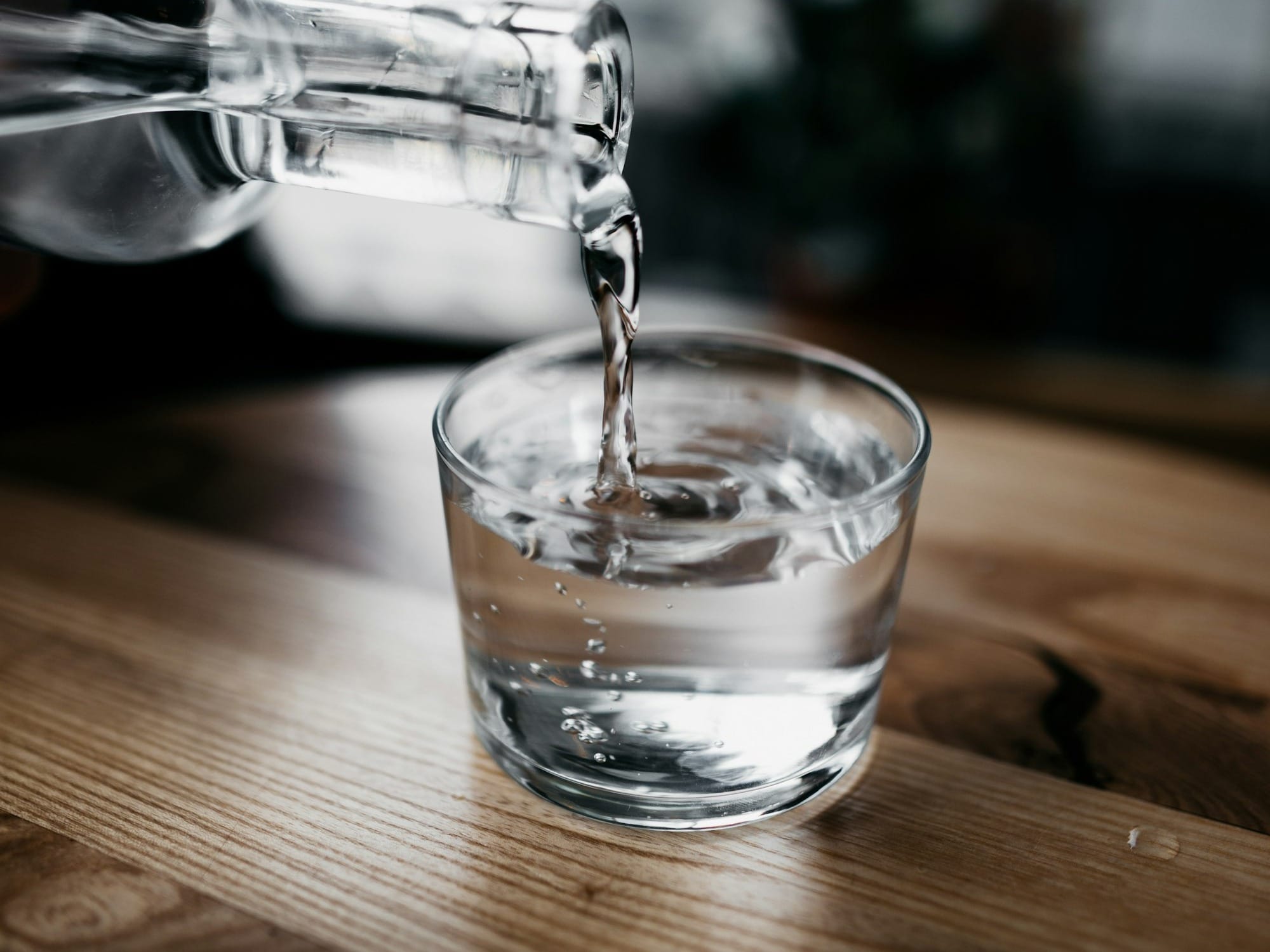 Quelle est la meilleure eau à boire pour la récupération sportive ? Comparatif des eaux minérales (Saint-Yorre, Vichy, Rozana...)