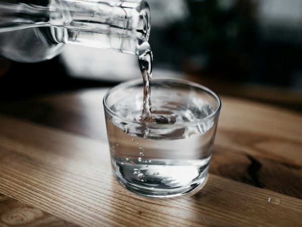 Quelle est la meilleure eau à boire pour la récupération sportive ? Comparatif des eaux minérales (Saint-Yorre, Vichy, Rozana...)